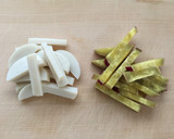 常備菜に！さつまいもとかまぼこのきんぴら作り方2写真