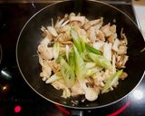 たっぷりキノコと鶏ササミのガーリック炒め作り方7写真