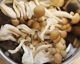 豚肉+醤油麹deもやしとシメジの炒め物作り方3写真