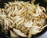 豚肉+醤油麹deもやしとシメジの炒め物作り方7写真
