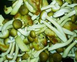 鶏もも肉と山盛りきのこのバタポン炒め作り方9写真