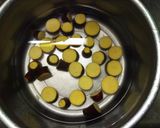 さつま芋と鶏肉の醤油汁作り方1写真