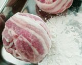 簡単☆卵に豚バラ肉をぎゅっ！とします！作り方3写真