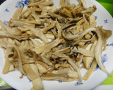 ＊鶏皮＋きのこと三つ葉のポン酢和え＊作り方1写真