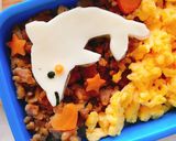【キャラ弁】鶏そぼろの二色丼とイルカ弁当作り方11写真