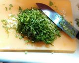 セロリの葉と挽き肉の炒め物作り方1写真