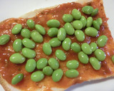 ふた口分のミートソースと枝豆のトースト。作り方4写真