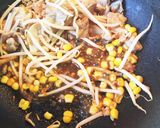 目玉焼きのっけ!豚肉とコーンの焼肉丼作り方4写真