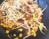 目玉焼きのっけ！豚肉とコーンの焼肉丼作り方4写真