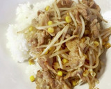 目玉焼きのっけ！豚肉とコーンの焼肉丼作り方5写真