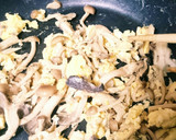 簡単副菜☆糖質オフ♪旬のきのこで卵炒め♪作り方3写真