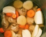 スープを味わう♪鶏手羽元と野菜のスープ作り方4写真