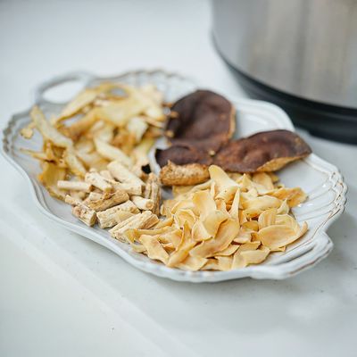 玉竹・沙参・百合根の薬膳スープ｜陳皮と豚肉：工程1