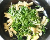 豆苗と油揚げの炒め物作り方2写真