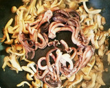 イカゲソとキノコの甘辛バター炒め作り方5写真
