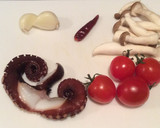 タコとしめじのアヒージョ ミニトマト添え作り方1写真