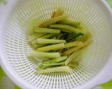 簡単♪常備菜に！大根の葉(茎)ゴマ油炒め作り方1写真