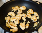 美味しい節約☆豆苗と胸肉の中華炒め！作り方3写真