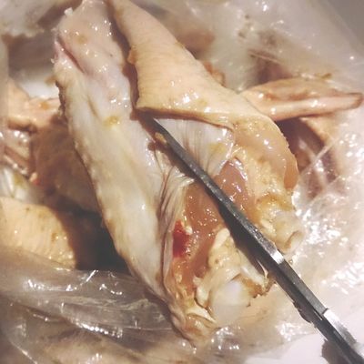 ☆キッチンばさみで手羽先を手羽中にする☆ by ☆めぐぺ