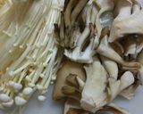 大根と鶏皮ときのこの味噌煮込み☆作り方4写真