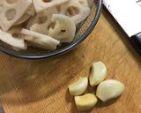 おつまみにも！れんこんペペロンチーノ作り方1写真