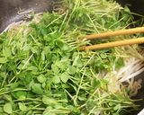チャチャッと炒め☆豆苗モヤシのオイスター作り方4写真