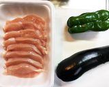 甘ピリ辛！鶏胸肉となすピーマンの味噌炒め作り方1写真