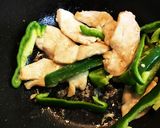 甘ピリ辛！鶏胸肉となすピーマンの味噌炒め作り方9写真