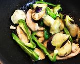 甘ピリ辛！鶏胸肉となすピーマンの味噌炒め作り方10写真