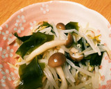 たっぷりもやしのナムル風(きのこワカメ)作り方4写真