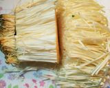 土鍋で簡単！えのきと豆苗のミルクうどん鍋作り方2写真