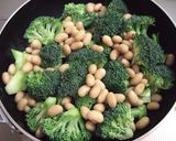 ホッと温まる♡ブロッコリーとお豆のサラダ作り方3写真