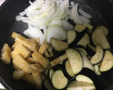 ナスと玉ねぎと油揚げのみそ汁作り方1写真