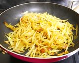 節約食材！もやしとベーコンのカレー炒め作り方4写真