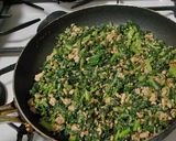 大根の葉と豚ひき肉の炒め物作り方3写真