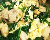 彩り鮮やか♪鶏ももとほうれん草と玉子炒め作り方5写真