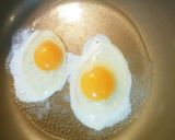 黄身の黄色いきれいな目玉焼き作り方3写真