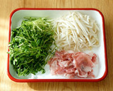 簡単おかず♪豚肉と豆苗の卵とじ煮作り方1写真