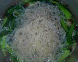 朝食にも！小松菜としめじと白滝のお味噌汁作り方4写真