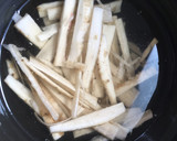 牛すじとごぼうの味噌生姜炒め作り方1写真