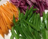 薄切り肉の赤大根とカラフル野菜巻き作り方2写真