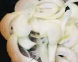 豚こまぎれ肉＆玉ネギのあまから玉子丼作り方1写真