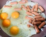 とろ〜りチーズの簡単朝食！ウインナ卵玉葱炒め作り方3写真