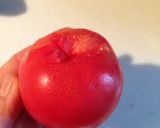 ピーラーでトマトの皮むき作り方2写真