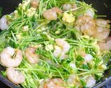 創味シャンタンで海老と豆苗炒め作り方5写真