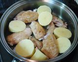 鶏手羽とジャガイモの甘辛煮作り方2写真
