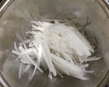 旨味と香り！干しエビ入り大根サラダ作り方1写真