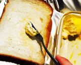 くり抜きチーズ目玉焼きトースト作り方1写真