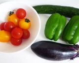 ピーマンボートに乗せた夏野菜サラダ作り方1写真