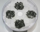 簡単干しシイタケパウダーと乾燥海藻スープ作り方3写真